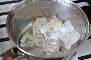 gel wax in small pot