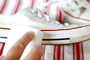 how to clean canvas shoes