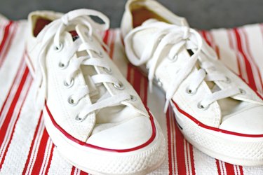 how to clean canvas shoes