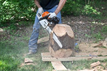 Cut the center facets with the chainsaw.