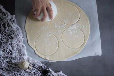 Cutting circles out of dough