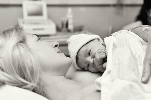 17 Postpartum Recovery Tips for First Time Moms | Healing after birth is no walk in the park. From stitches, bleeding, and perineum pain to all of the body changes that occur after a C section, the days and weeks after pregnancy can be an emotional and painful rollercoaster! These postpartum care truths and tips will help you heal faster so you can care for your baby, get back into a healthy diet and fitness routine, and feel more like you. #postpartum #postpartumtips #postpartumrecovery