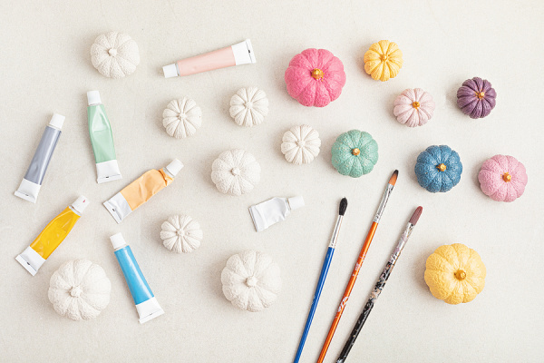 9 Simple No Carve Pumpkin Decorating Ideas for Kids | If you're looking for pumpkin carving alternatives to enjoy with your little ones, this post has lots of easy, no mess ideas that are creative, classy, and (most importantly) cheap! Perfect for a classroom Halloween party, as an after school activity, or for a Halloween-themed birthday party activity, these DIY pumpkin decorating ideas are also great if you're trying to create a no carve pumpkin decorating contest for kids!