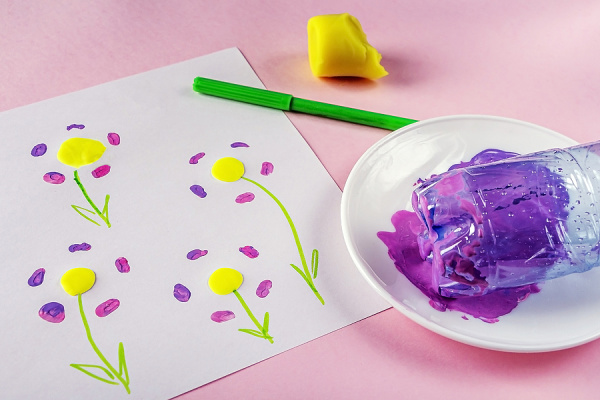 20 Puffy Paint Crafts for Kids | If you're looking for easy art projects for kids, this post is full of ideas! We've included DIY recipes to teach you how to make puffy paint at home, and tons of crafts and activities for all ages and stages - even for teens! While we used puffy paint to decorate shirts when we were kids, there are so many other fun activities you can try. From sidewalk chalk, to framed canvases, to fabric bags, to window clings and more, these ideas are so fun!