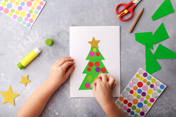 21 Christmas Cards For Kids to Make | If you're looking for easy DIY Christmas gifts kids can make, homemade Christmas cards are always a great option. They offer a simple and easy way to add meaning to someone's holiday, and if you have crafting supplies on hand, they are a cheap and inexpensive gift idea too! Whether you're looking for ideas for parents that kids can make with their classroom while at school, or you want to make these at home for teachers, these ideas won't disappoint!