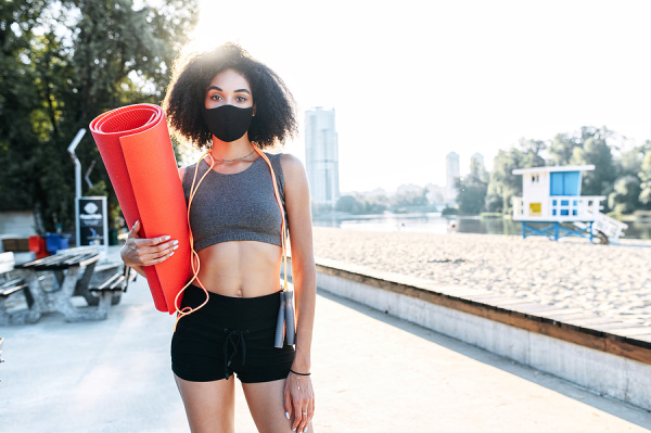 How to Exercise with a Face Mask | If you already struggle to find the motivation to workout, finding the will to endure a high intensity, fat burning cardio workout while wearing a face mask may seem downright impossible. If you want to know how to lose weight, and how to do it safely while wearing a face mask, this post has tons of tips and hacks. Whether you enjoy outdoor running workouts, intense HIIT exercise classes, or strength training at your gym, these tips will help!