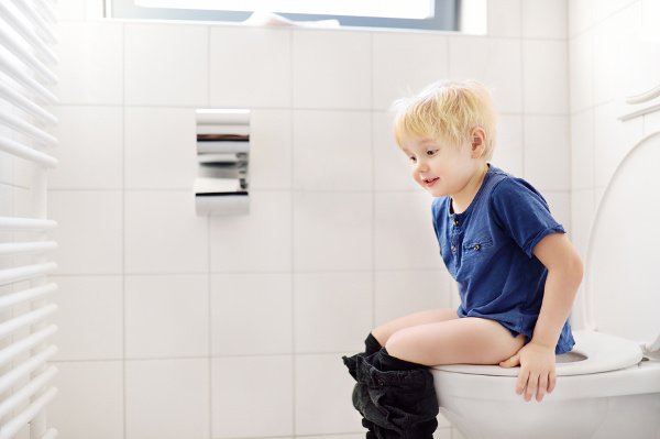 5 Natural Diarrhea Remedies for Kids | Whether it's a stomach flu, food poisoning, or a virus, diarrhea in children (especially babies and toddlers) is not fun. Knowing the causes of diarrhea can help, and having tips and natural remedies up your sleeve to relieve discomfort is always a good idea! From essential oils, to ginger, to eating the right foods (aka the BRAT diet), these tips and natural treatments will help keep your child comfortable at home! #diarrhea #kidshealth #stomachflu